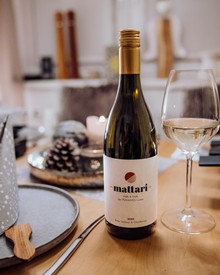 attari Cuveè – die Weincuvée des Naturresort Puradies Mattari Cuveè Weinflasche des Naturresort Puradies mit Weinglas