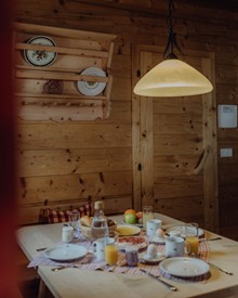 Gedeckter Frühstückstisch im Chalet, Naturresort Puradies, Leogang, Salzburger Land Gedeckter Frühstückstisch im Chalet, Puradies Leogang