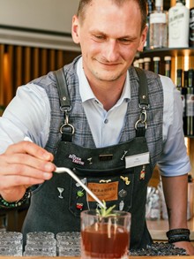 Barkeeper Flo bei der Cocktailzubereitung, Bar Freiraum Puradies
