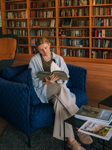 Lesen in der Bibliothek im Naturresort Puradies Person liest in der Bibliothek des Naturresort Puradies, Leogang