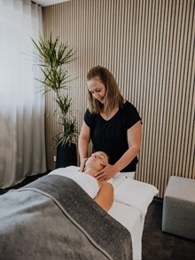 Kopf- und Gesichtsbehandlung im Heaven Spa, Naturresort Puradies, Leogang, Salzburger Land Therapeutin bei Kopfbehandlung im Heaven Spa, Puradies Leogang