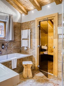 Badezimmer mit eigener Sauna im Privat Spa Chalet im Naturresort Puradies Badezimmer mit eigener Sauna im Privat Spa Chalet im Naturresort Puradies