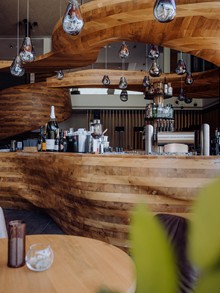 Bartheke mit Getränkeauswahl in der Bar Freiraum, Puradies