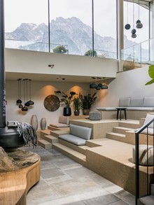 Kaminlounge im Heaven Spa mit terrassierten Sitzstufen und Bergblick – Naturresort Puradies, Leogang, Salzburger Land Kaminlounge im Heaven Spa mit Sitzstufen und Bergblick, Puradies Leogang
