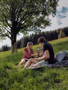 Picknick unter Baum auf Wiese, Naturresort Puradies Leogang