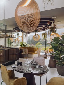 Gourmetrestaurant Ess:enz mit Frontcooking-Theke und gedeckten Tischen, Naturresort Puradies, Leogang, Salzburger Land Gourmetrestaurant Ess:enz mit Frontcooking-Theke, Puradies Leogang