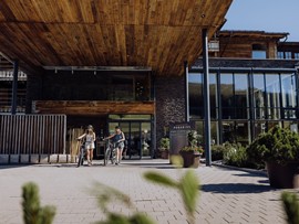 Zwei Mountainbikerinnen am Haupteingang, Naturresort Puradies in Leogang