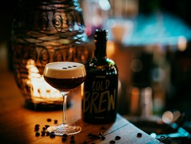 Espresso Martini mit Cold Brew in der Bar Freiraum, Puradies