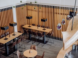Sitzbereich mit Hochtischen in der Bar Freiraum, Puradies