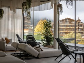Ruheraum mit Liegen und Blick auf das Traumquartier im Herbst – Heaven Spa, Naturresort Puradies, Leogang, Salzburger Land Ruheraum mit Liegen und Blick auf das Traumquartier, Naturresort Puradies in Leogang