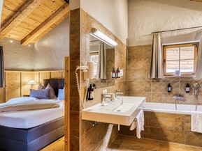 Badezimmer und Schlafzimmer im Privat Spa Chalet im Naturresort Puradies Badezimmer und Schlafzimmer im Privat Spa Chalet im Naturresort Puradies