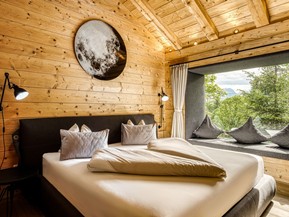 Bedroom with Window Seat and Mountain View at the Private Spa Chalet Puradies x Moroso at Naturresort Puradies Bedroom with window seat and mountain view at the Private Spa Chalet Puradies x Moroso at Naturresort Puradies