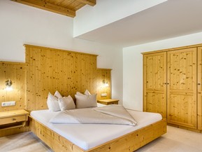 Doppelbett mit Kleiderschrank im Genießer Familienappartement im Naturresort Puradies Doppelbett mit Kleiderschrank im Genießer Familienappartement im Naturresort Puradies