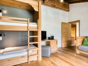 Zusätzlicher Wohnbereich mit Etagenbett und Sofa im Familien Loft im Naturresort Puradies Zusätzlicher Wohnbereich mit Etagenbett und Sofa im Familien Loft im Naturresort Puradies