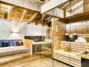 Daybed, Badewanne und private Sauna in der Privat Spa Suite Wolke 7 im Naturresort Puradies Daybed, Badewanne und private Sauna in der Privat Spa Suite Wolke 7 im Naturresort Puradies