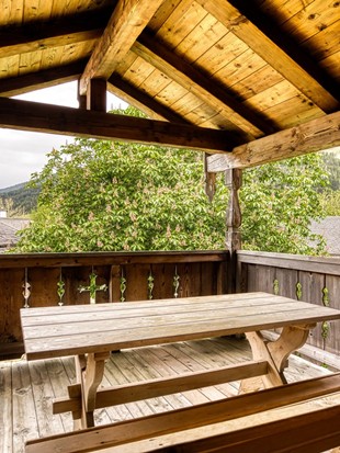 Überdachte Terrasse im Privat Spa Chalet im Naturresort Puradies Überdachte Terrasse im Privat Spa Chalet im Naturresort Puradies