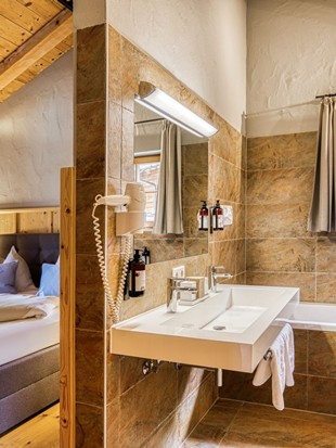 Badezimmer und Schlafzimmer im Privat Spa Chalet im Naturresort Puradies Badezimmer und Schlafzimmer im Privat Spa Chalet im Naturresort Puradies