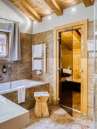 Badezimmer mit eigener Sauna im Privat Spa Chalet im Naturresort Puradies Badezimmer mit eigener Sauna im Privat Spa Chalet im Naturresort Puradies