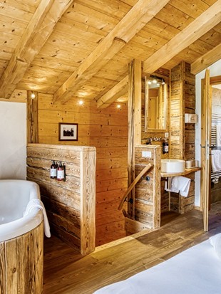 Bedroom with Bathtub and Open Bathroom at the Private Spa Chalet Honeymoon at Naturresort Puradies Bedroom with bathtub and open bathroom at the Private Spa Chalet Honeymoon at Naturresort Puradies