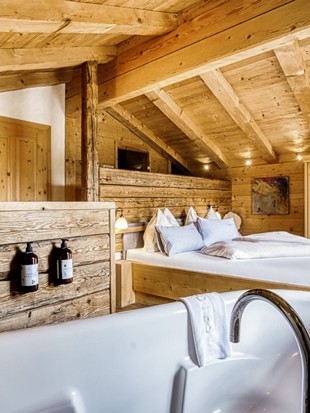 Freestanding Bathtub in the Bedroom at the Private Spa Chalet Honeymoon at Naturresort Puradies Freestanding bathtub in the bedroom at the Private Spa Chalet Honeymoon at Naturresort Puradies