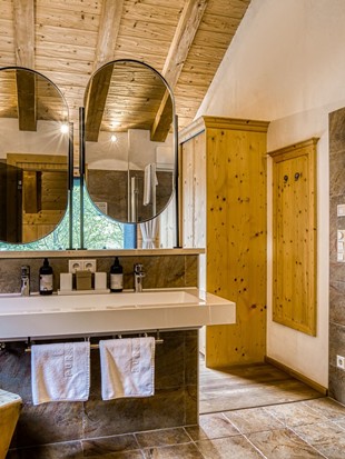 Bathroom with Double Washbasin at the Private Spa Chalet Puradies x Moroso at Naturresort Puradies Bathroom with double washbasin at the Private Spa Chalet Puradies x Moroso at Naturresort Puradies