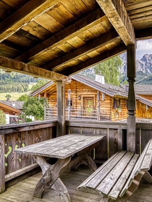 Überdachte Terrasse mit Sitzgruppe und Bergblick im Privat Spa Chalet Premium im Naturresort Puradies Überdachte Terrasse mit Sitzgruppe und Bergblick im Privat Spa Chalet Premium im Naturresort Puradies