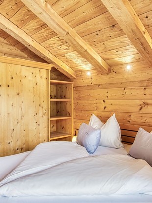 Schlafzimmer mit Holzschrank im Privat Spa Chalet Premium im Naturresort Puradies Schlafzimmer mit Holzschrank im Privat Spa Chalet Premium im Naturresort Puradies
