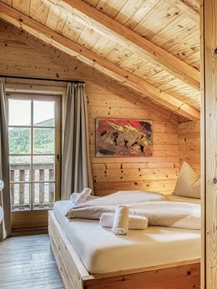 Zweites Schlafzimmer mit Balkonzugang im Privat Spa Chalet Premium im Naturresort Puradies Schlafzimmer mit Balkonzugang im Privat Spa Chalet Premium im Naturresort Puradies