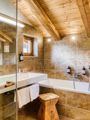 Badezimmer mit Doppelwaschbecken und Badewanne im Privat Spa Chalet Premium im Naturresort Puradies Badezimmer mit Doppelwaschbecken und Badewanne im Privat Spa Chalet Premium im Naturresort Puradies