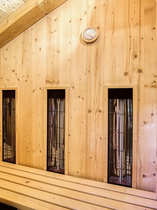 Detail der privaten Sauna im Privat Spa Chalet Premium im Naturresort Puradies Detail der privaten Sauna im Privat Spa Chalet Premium im Naturresort Puradies