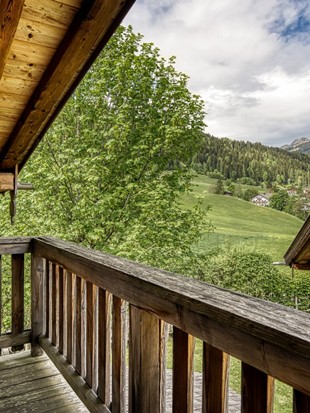 Balkon mit Bergblick im Privat Spa Chalet Premium im Naturresort Puradies Balkon mit Bergblick im Privat Spa Chalet Premium im Naturresort Puradies