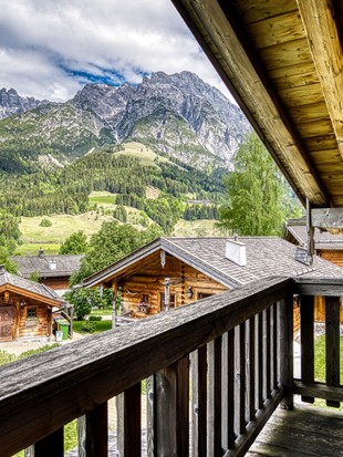 Balkon mit Panoramablick auf Chalets und Berge im Privat Spa Chalet Premium im Naturresort Puradies Balkon mit Panoramablick auf Chalets und Berge im Privat Spa Chalet Premium im Naturresort Puradies