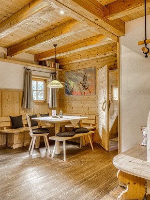 Wohnbereich mit Kachelofen im Privat Spa Chalet Premium im Naturresort Puradies Wohnbereich mit Kachelofen im Privat Spa Chalet Premium im Naturresort Puradies