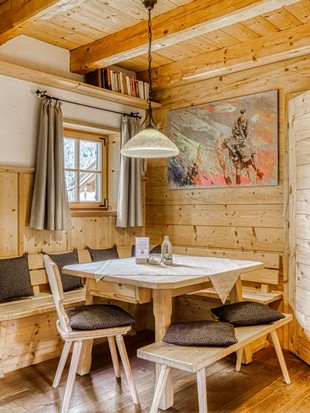 Essbereich mit Zugang zur Sauna im Privat Spa Chalet Premium im Naturresort Puradies Essbereich mit Zugang zur Sauna im Privat Spa Chalet Premium im Naturresort Puradies