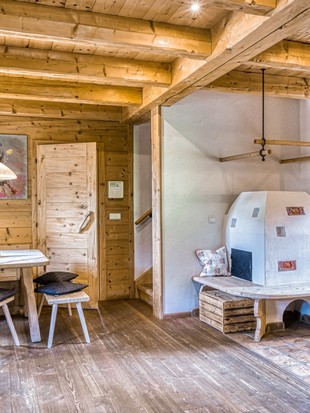 Wohn- und Essbereich mit Kachelofen im Privat Spa Chalet Premium im Naturresort Puradies Wohn- und Essbereich mit Kachelofen im Privat Spa Chalet Premium im Naturresort Puradies