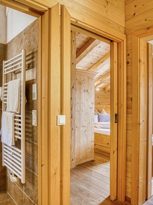 Bad, Ankleidebereich und Zugang zum Schlafzimmer im Privat Spa Chalet Premium im Naturresort Puradies Bad und Ankleidebereich im Privat Spa Chalet Premium im Naturresort Puradies