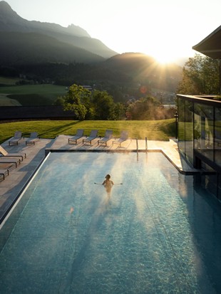 Infinity-Pool des Heaven Spa bei Sonnenaufgang im Naturresort Puradies Infinity-Pool des Heaven Spa bei Sonnenaufgang im Naturresort Puradies