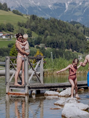 Familienauszeit am Naturbadeteich im Naturresort Puradies Familie beim Baden am Naturbadeteich im Naturresort Puradies