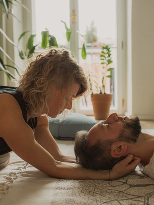 Jeannine Kreutz (Nini) bei Nacken-Behandlung im Rahmen einer Shiatsu-Übung – Retreat, Naturresort Puradies, Leogang, Salzburger Land Jeannine Kreutz (Nini) bei Nacken-Behandlung, Retreat Puradies Leogang