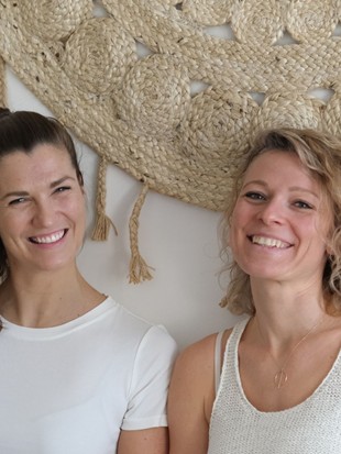Porträt von Jeannine Kreutz (Nini) und Magdalena Patz gemeinsam lächelnd – Retreat, Naturresort Puradies, Leogang, Salzburger Land Jeannine Kreutz und Magdalena Patz lächelnd, Retreat Puradies Leogang