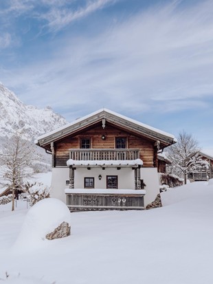 Chalet with Balcony and Snow-Covered Mountain Panorama, Naturresort Puradies, Leogang, Salzburger Land Chalet with balcony and snow-covered mountain panorama, Puradies Leogang