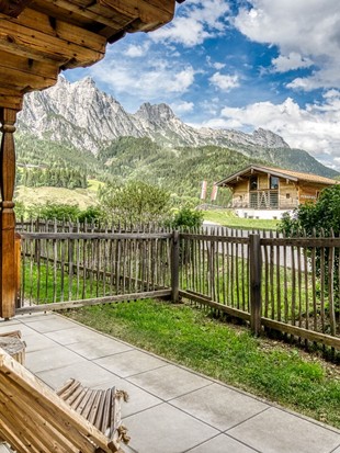Terrasse mit Liegestühlen und Bergblick der Deluxe Suite im Naturresort Puradies