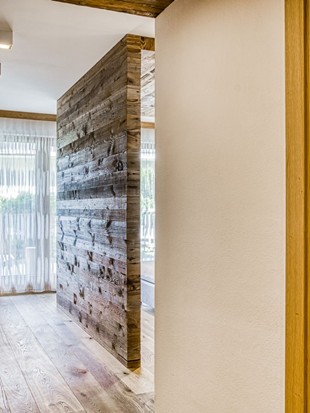 Blick vom Zimmer ins Badezimmer in der Deluxe Suite im Naturresort Puradies
