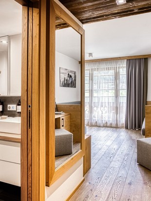 Doppelwaschbecken mit Blick ins Zimmer der Deluxe Suite im Naturresort Puradies