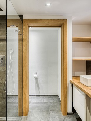 Badezimmer mit Dusche und Doppelwaschbecken in der Deluxe Suite im Naturresort Puradies