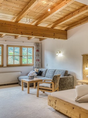 Wohn- und Schlafbereich mit Sitzecke im Genießer Familienappartement im Naturresort Puradies Wohn- und Schlafbereich mit Sitzecke im Genießer Familienappartement im Naturresort Puradies