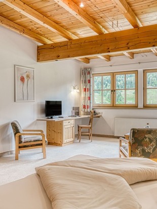 Offener Wohnbereich mit Blick ins Kinderzimmer im Genießer Familienappartement im Naturresort Puradies Offener Wohnbereich mit Blick ins Kinderzimmer im Genießer Familienappartement im Naturresort Puradies