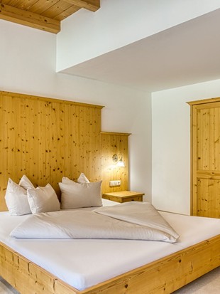 Doppelbett mit Kleiderschrank im Genießer Familienappartement im Naturresort Puradies Doppelbett mit Kleiderschrank im Genießer Familienappartement im Naturresort Puradies