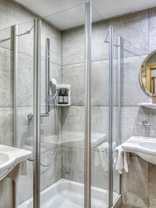 Badezimmer mit zwei Waschbecken im Genießer Familienappartement im Naturresort Puradies Badezimmer mit zwei Waschbecken im Genießer Familienappartement im Naturresort Puradies