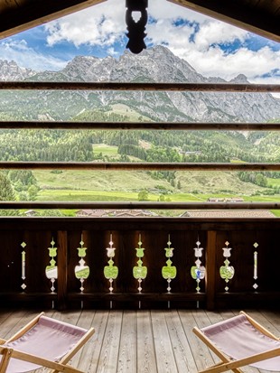 Balkon mit Liegestühlen und Bergblick im Familien Loft im Naturresort Puradies Balkon mit Liegestühlen und Bergblick im Familien Loft im Naturresort Puradies